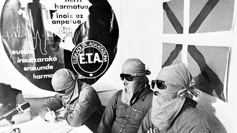 Miembros de ETA ofrecen una rueda de prensa el 15 de octubre de 1998