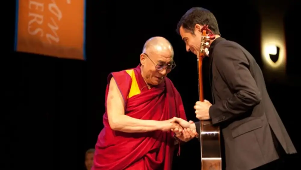 Villegas tocando para el Dalai Lama, en 2012