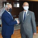 Luis Fuentes durante su encuentro con Sebastián Nogales, en las Cortes regionales