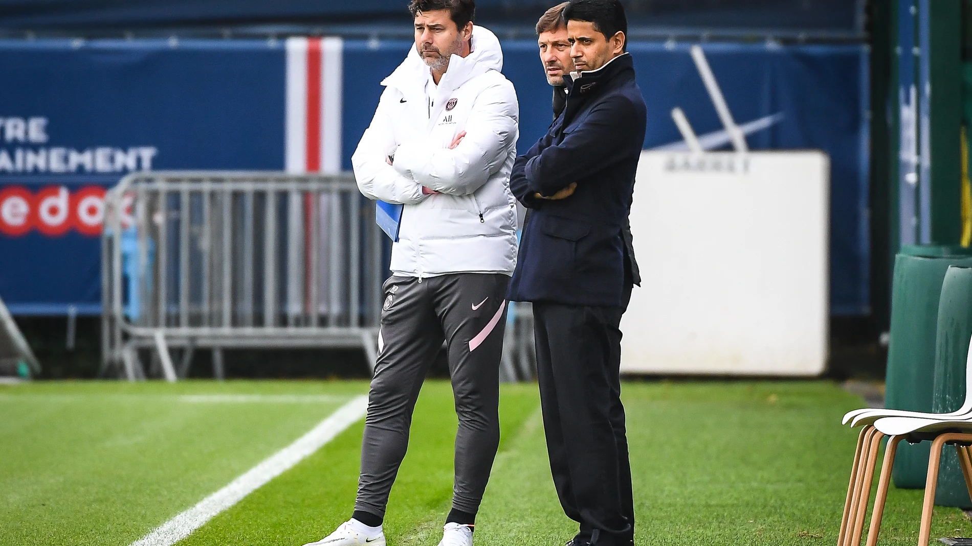 Mauricio POCHETTINO of PSG, Nasser AL-KHELAIFI of PSG and Leonardo of PSG during the training of the Paris Saint-Germain team on October 18, 2021 at Camp des Loges in Saint-Germain-en-Laye, France - Photo Matthieu Mirville / DPPIAFP7 18/10/2021 ONLY FOR USE IN SPAIN