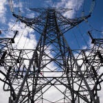 Imagen de torre eléctrica y tendido eléctrico