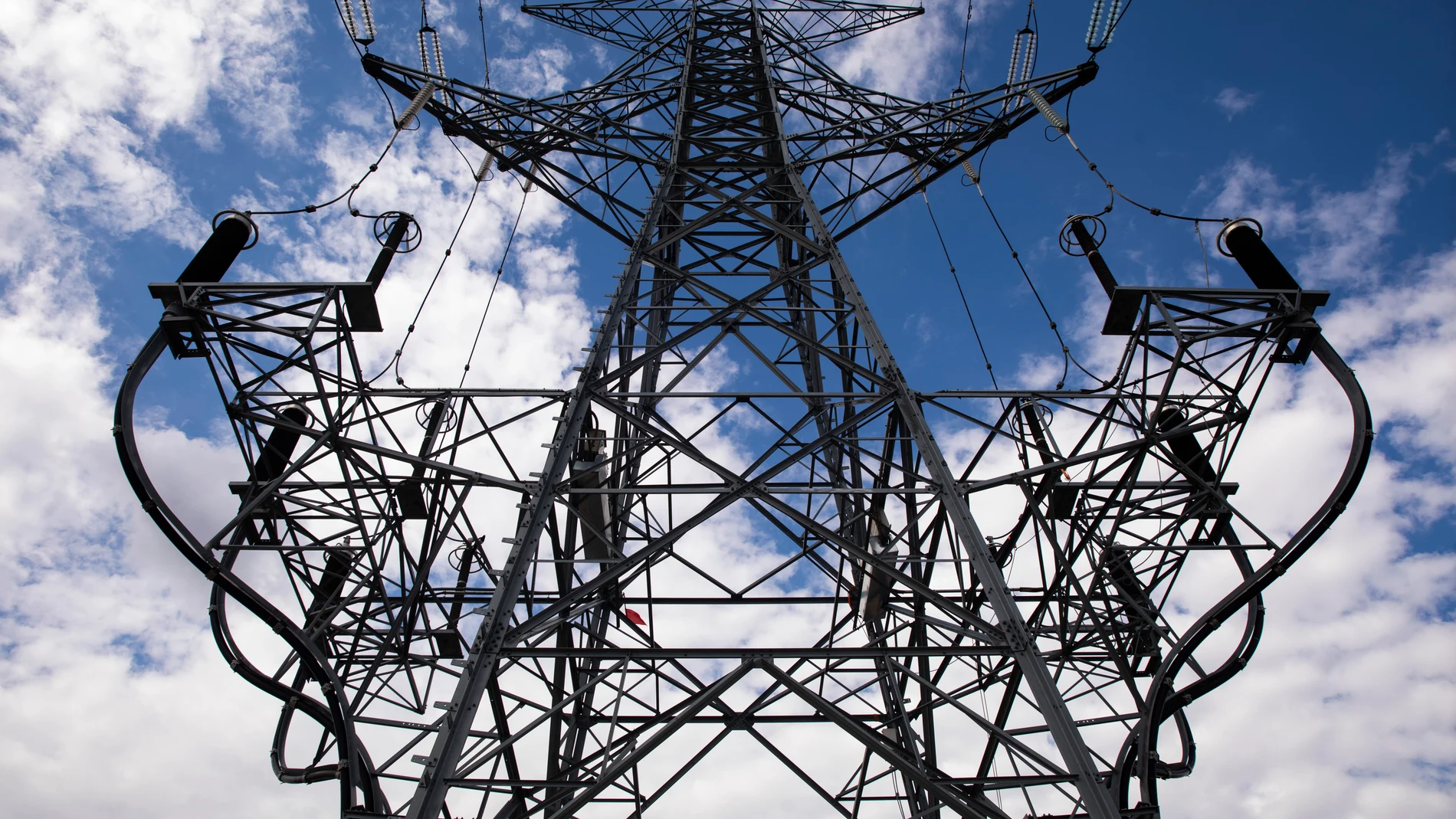 Imagen de torre eléctrica y tendido eléctrico