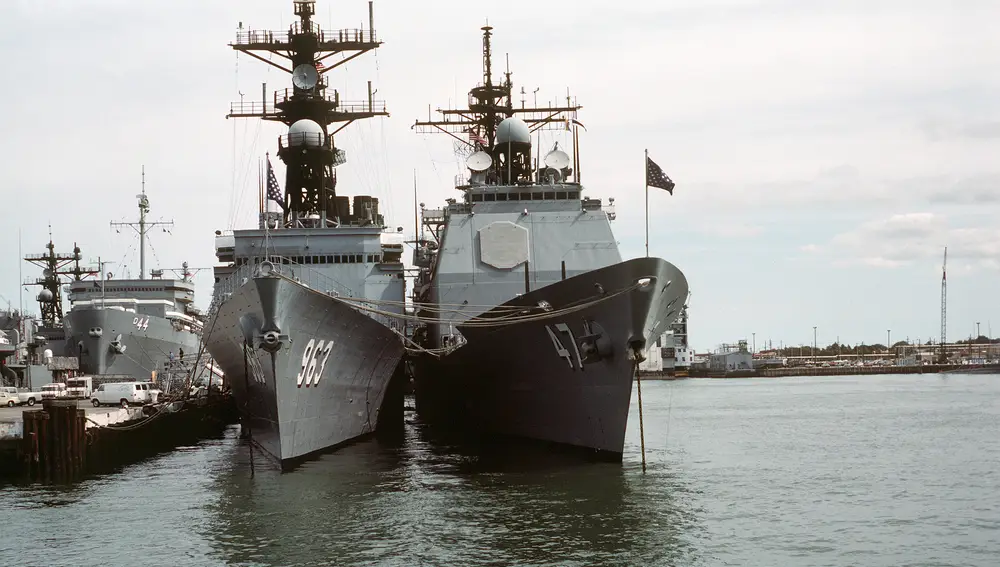 Imagen del destructor USS Spruance junto al crucero de misiles guiados USS Ticonderoga