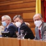 El presidente de las Cortes, Luis Fuentes, llama la atención a la vicepresidenta y procuradora socialista, Ana Sánchez