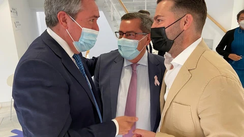 De izquierda a derecha, el secretario general del PSOE-A, Juan Espadas; el secretario general del PSOE de Granada, José Entrena, y el alcalde de Maracena (Granada), Noel López