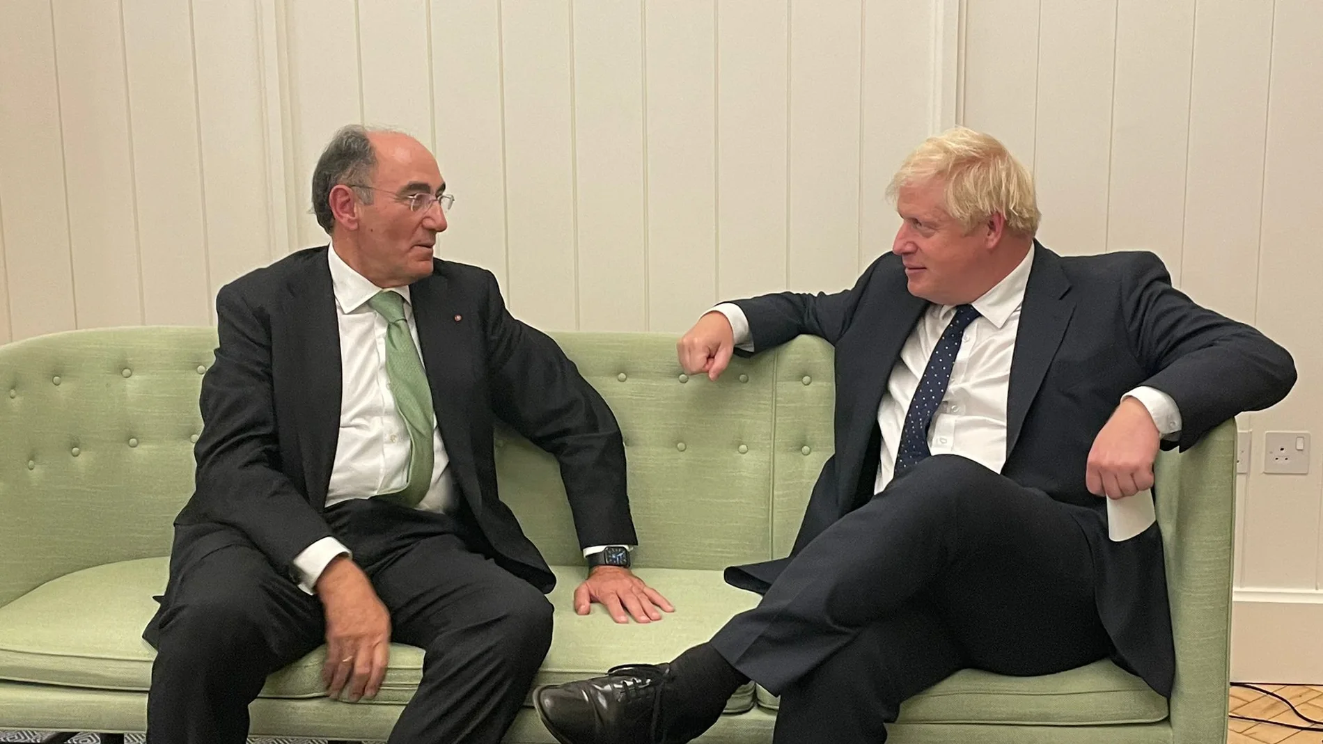 Ignacio Galán, presidente de Iberdrola, junto al primer ministro de Reino Unido, Boris Johnson