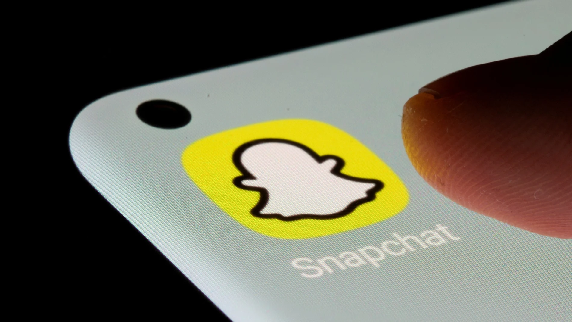 Imagen de la app de Snapchat en la pantalla de un smartphone