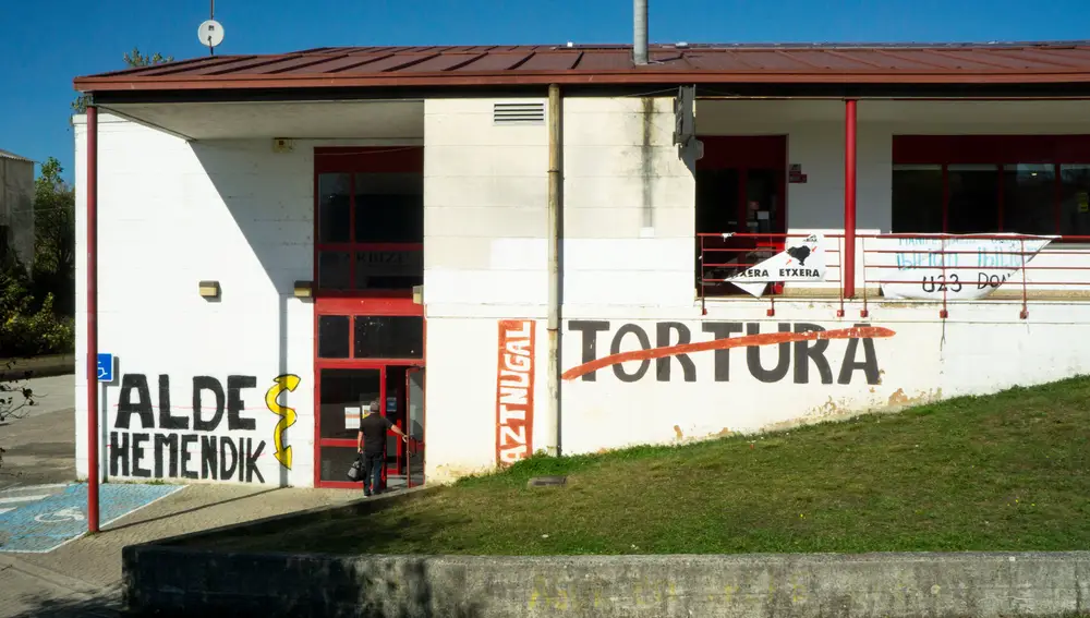 El polideportivo de Arbizu (Navarra) con una pintada de 'tortura'