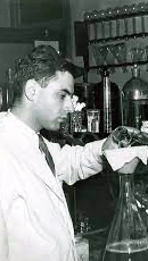 El joven Albert Schatz en el laboratorio