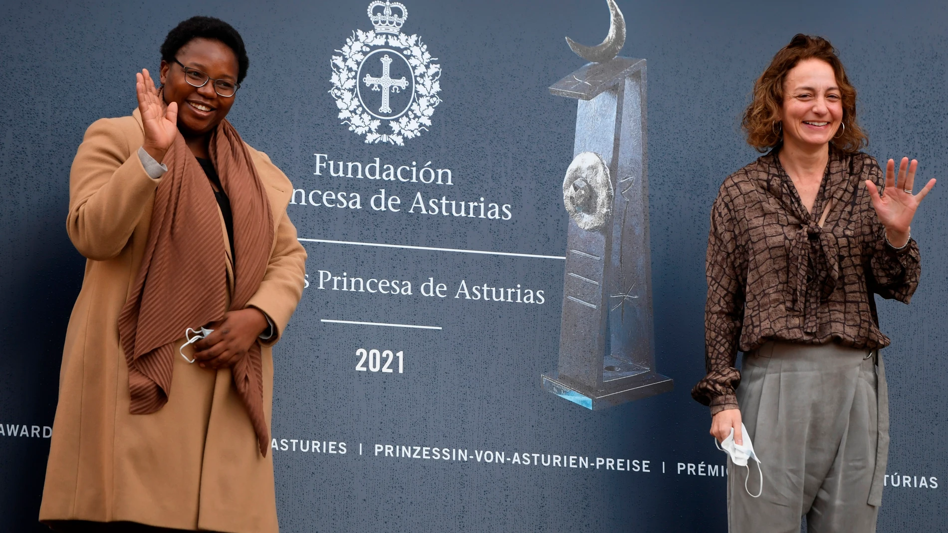 La directora general de la ONG Campaign for Female Education (Cooperación Internacional) Lucy Lake (d) y su consejera ejecutiva, Fiona Mavhinga (i) a su llegada al hotel de la Reconquista en Oviedo este miércoles. La ONG ha sido galardonada con el premio Princesa de Asturias de Cooperación Internacional 2021.