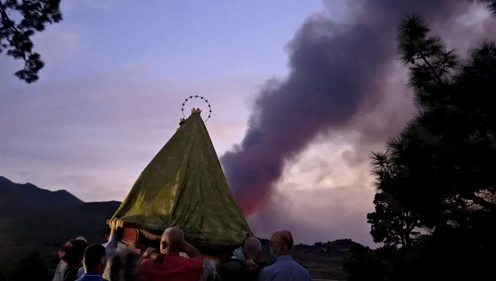 La Virgen del Pino sale de la ermita a hombros de los fieles para pedir que cese la erupción del volcán de Cumbre Vieja