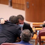 El secretario general del PSOE de Castilla y León, Luis Tudanca, se abraza con un procurador socialista tras aprobar de una de sus proposiciones