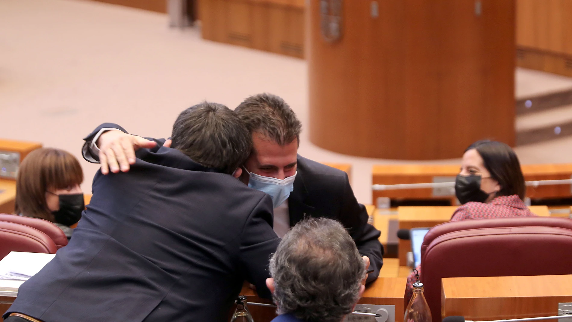 El secretario general del PSOE de Castilla y León, Luis Tudanca, se abraza con un procurador socialista tras aprobar de una de sus proposiciones