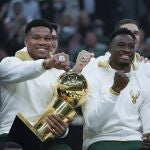 Los Bucks recibieron su anillo como campeones de la NBA.