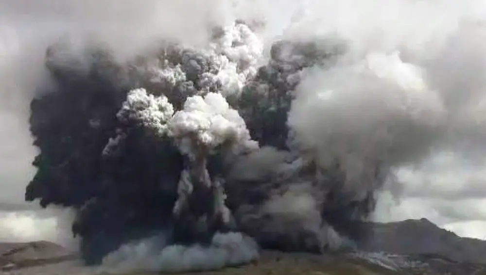El volcán Monte Aso en Japón, en plena erupción