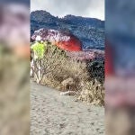 La fuerza de las coladas de lava en La Palma arrastran rocas de enormes dimensiones