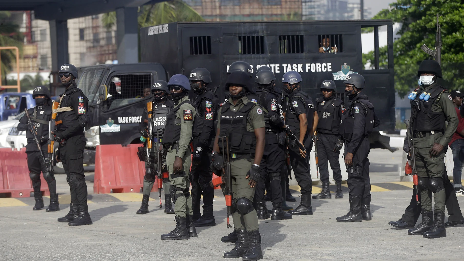 Policías nigerianos vigilan una manifestación en Lagos