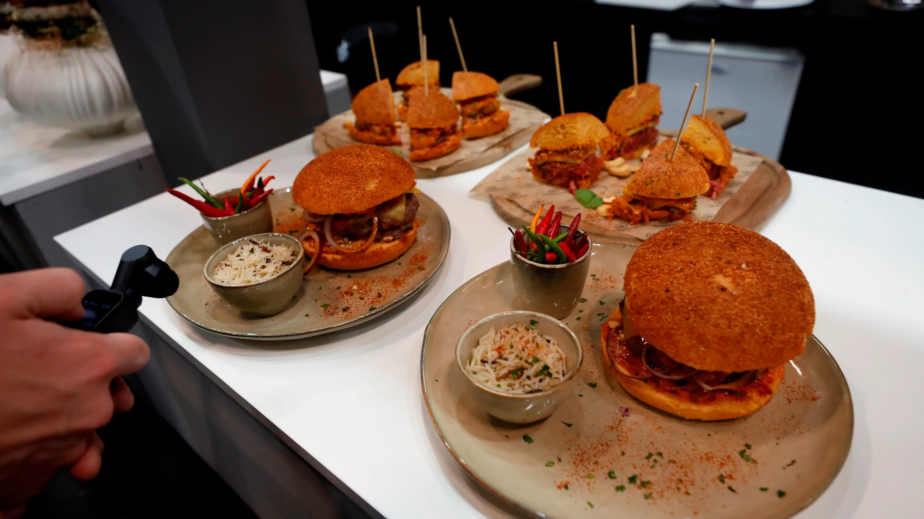 Participantes en el concurso en el que destacados cocineros lucharán por conseguir el premio al mejor chef de hamburguesas, durante el Salón Gourmets que se celebra en Madrid