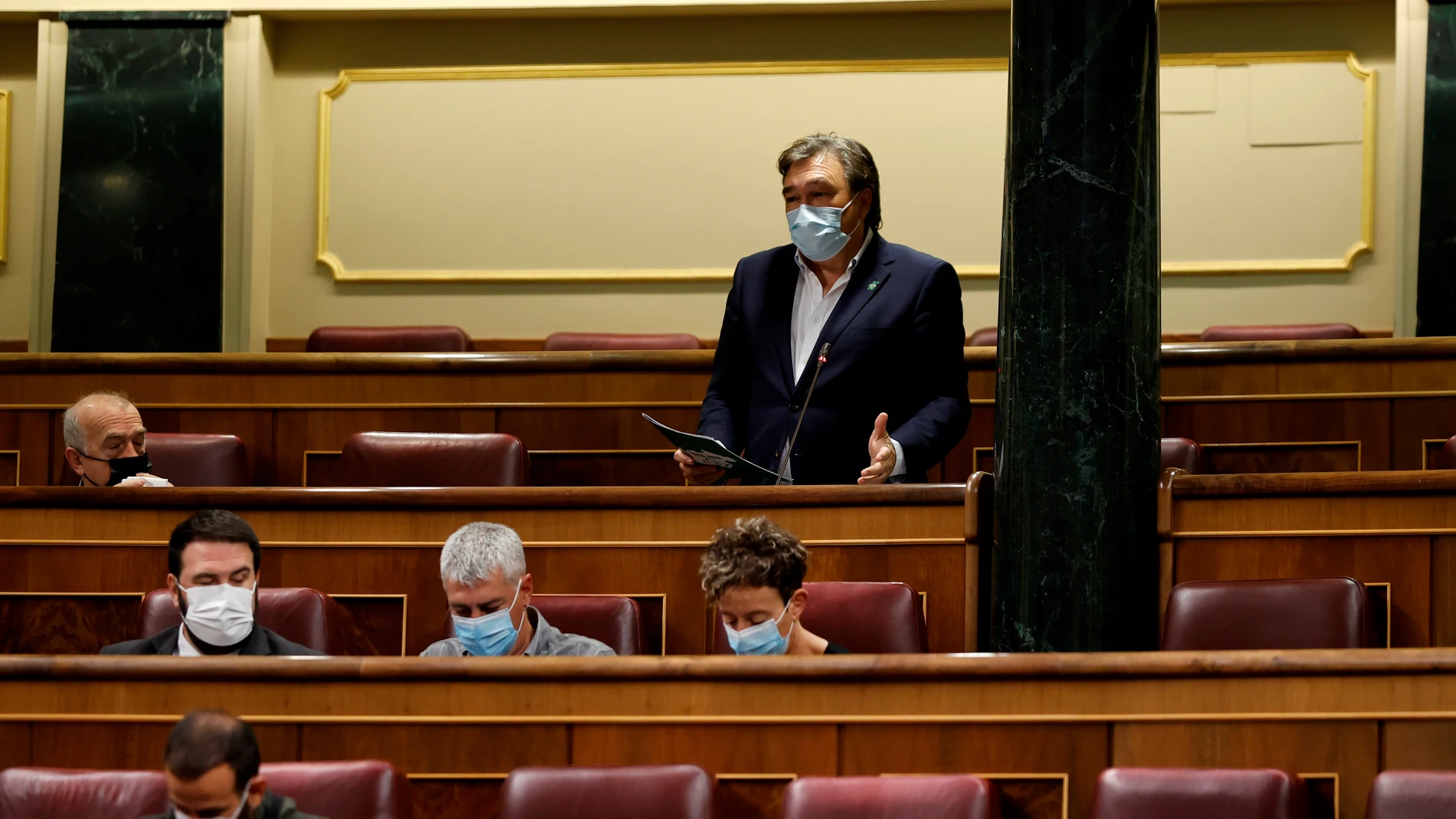 El diputado de Teruel Existe Tomás Guitarte interpela al Gobierno durante la sesión de control