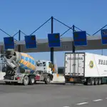 Dos camiones cruzan las cabinas de una carretera de peaje