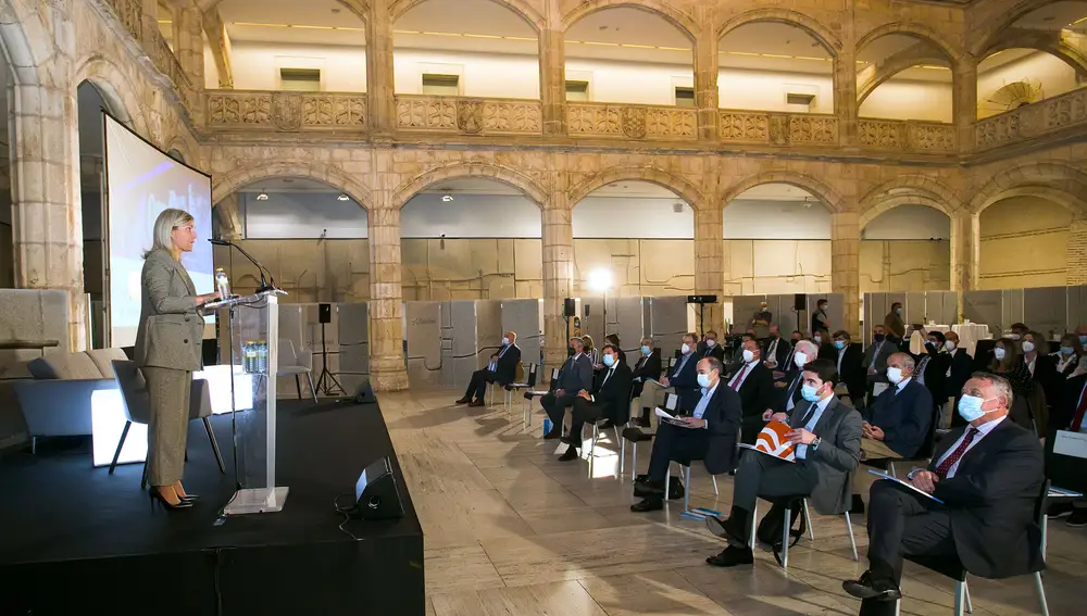 La directora territorial de Castilla y León en CaixaBank, Belén Martín Sanz; junto al director de Economía y Mercados. CaixaBank Research, José Ramón Diez Guijarro; Diego Vizcaino, de AFI, y el consejero de Economía y Hacienda, Carlos Fernández Carriedo, presentan el estudio 'La economía de la Comunidad Autónoma de Castilla y León. Diagnóstico estratégico'.