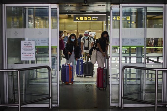 Llegada de viajeros a la Terminal 4 del aeropuerto Madrid-Barajas