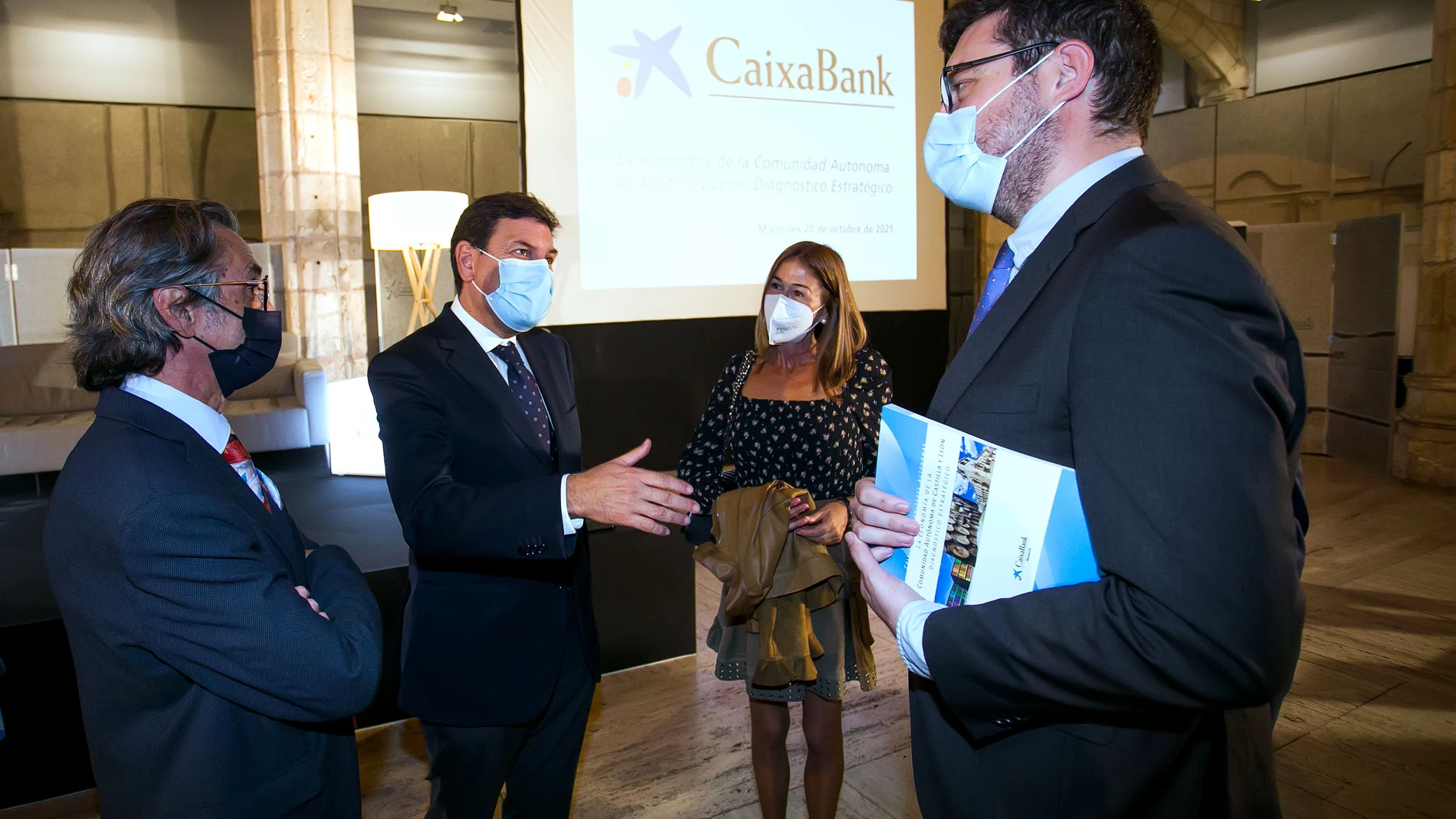 La directora territorial de Castilla y León en CaixaBank, Belén Martín Sanz; junto al director de Economía y Mercados. CaixaBank Research, José Ramón Diez Guijarro; Diego Vizcaino, de AFI, y el consejero de Economía y Hacienda, Carlos Fernández Carriedo, presentan el estudio 'La economía de la Comunidad Autónoma de Castilla y León. Diagnóstico estratégico'.