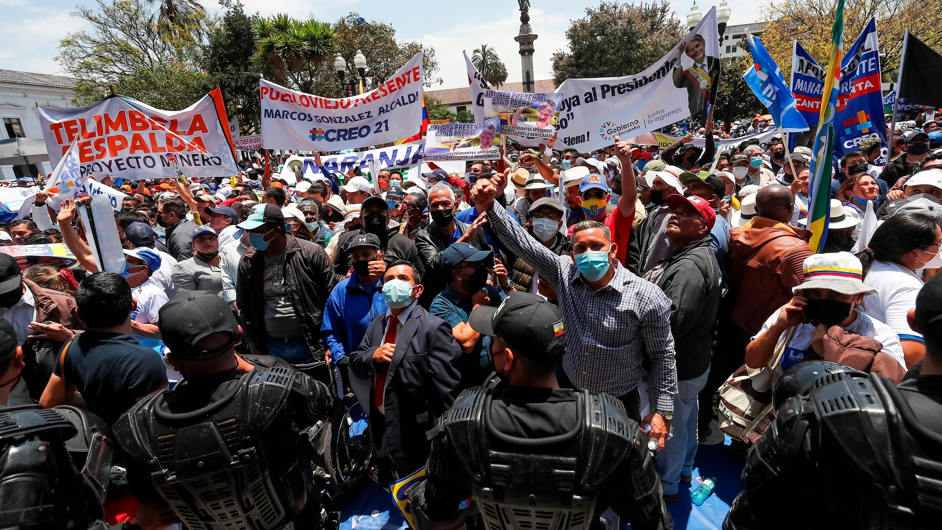 -FOTODELDIA- AME967. QUITO (ECUADOR), 20/10/2021.- Simpatizantes del presidente de Ecuador, Guillermo Lasso, se concentran frente al Palacio de Gobierno para manifestar su apoyo al mandatario, hoy, en Quito (Ecuador). Lasso recibió este miércoles en las afueras del Palacio de Gobierno, en Quito, a una nutrida manifestación de simpatizantes y desde el balcón aseguró que no tolerará protestas violentas por parte de los movimientos sociales que le exigen derogar un decreto que incrementa cada mes el precio de los combustibles. Cientos de personas se manifestaron a favor del presidente en la concentración convocada por su movimiento político Creando Oportunidades (CREO). EFE/ José Jácome
