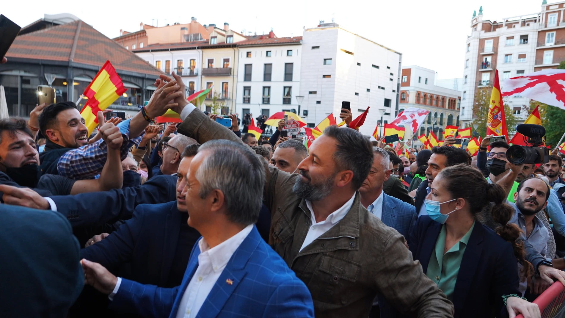 El presidente de Vox, Santiago Abascal, saluda a los vallisoletanos
