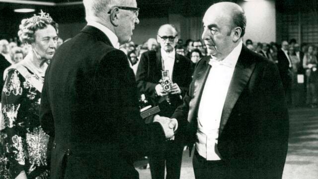 Fotografía de archivo fechada el 10 de diciembre de 1971 que muestra al poeta chileno Pablo Neruda mientras recibe de manos del rey Gustavo Adolfo (i) de Suecia el Premio Nobel de Literatura, en Estocolmo (Suecia)