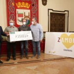 El alcalde de Zamora, Francisco Guarido; el vicepresidente segundo de la Diputación, Jesús María Prada, y el director general de Caja Rural de Zamora, Cipriano García, entregan el premio del Concurso Internacional de la Marca Zamora, al diseñador Ramón Abril, de la agencia de comunicación RQR