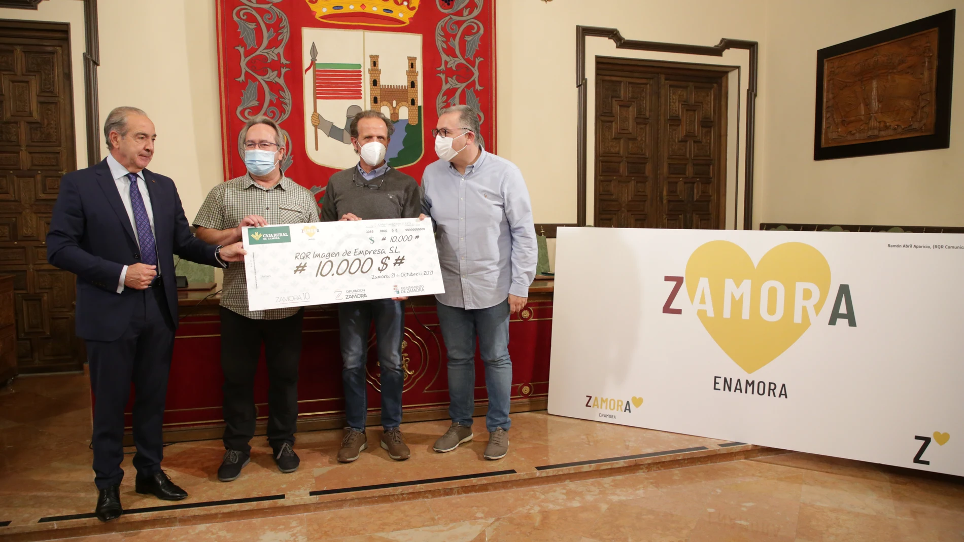 El alcalde de Zamora, Francisco Guarido; el vicepresidente segundo de la Diputación, Jesús María Prada, y el director general de Caja Rural de Zamora, Cipriano García, entregan el premio del Concurso Internacional de la Marca Zamora, al diseñador Ramón Abril, de la agencia de comunicación RQR