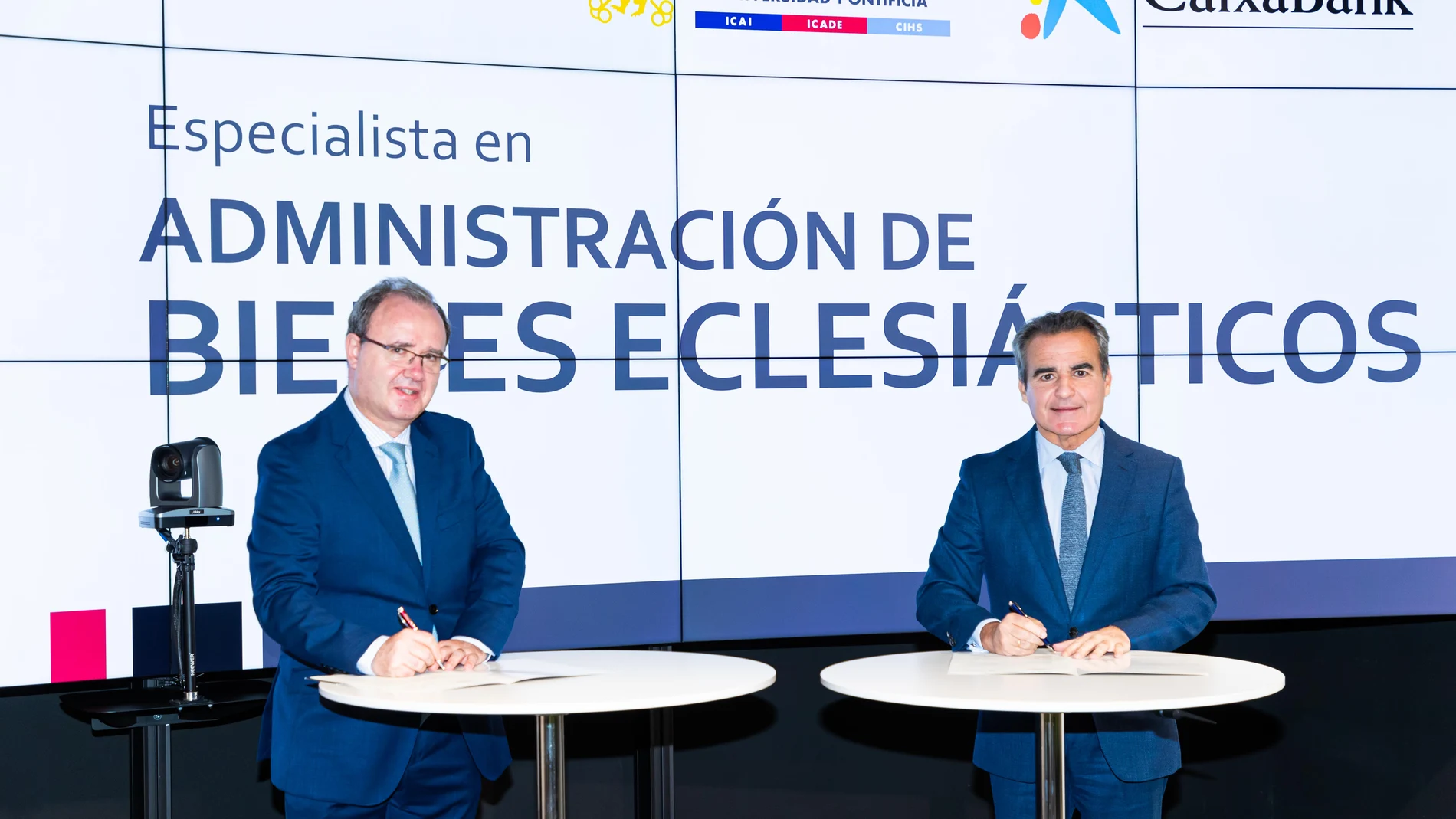 Enrique Sanz Giménez-Rico (izquierda), SJ, rector de la Universidad Pontificia Comillas, y Rafael Herrador Martínez, director territorial Madrid Metropolitana CaixaBank