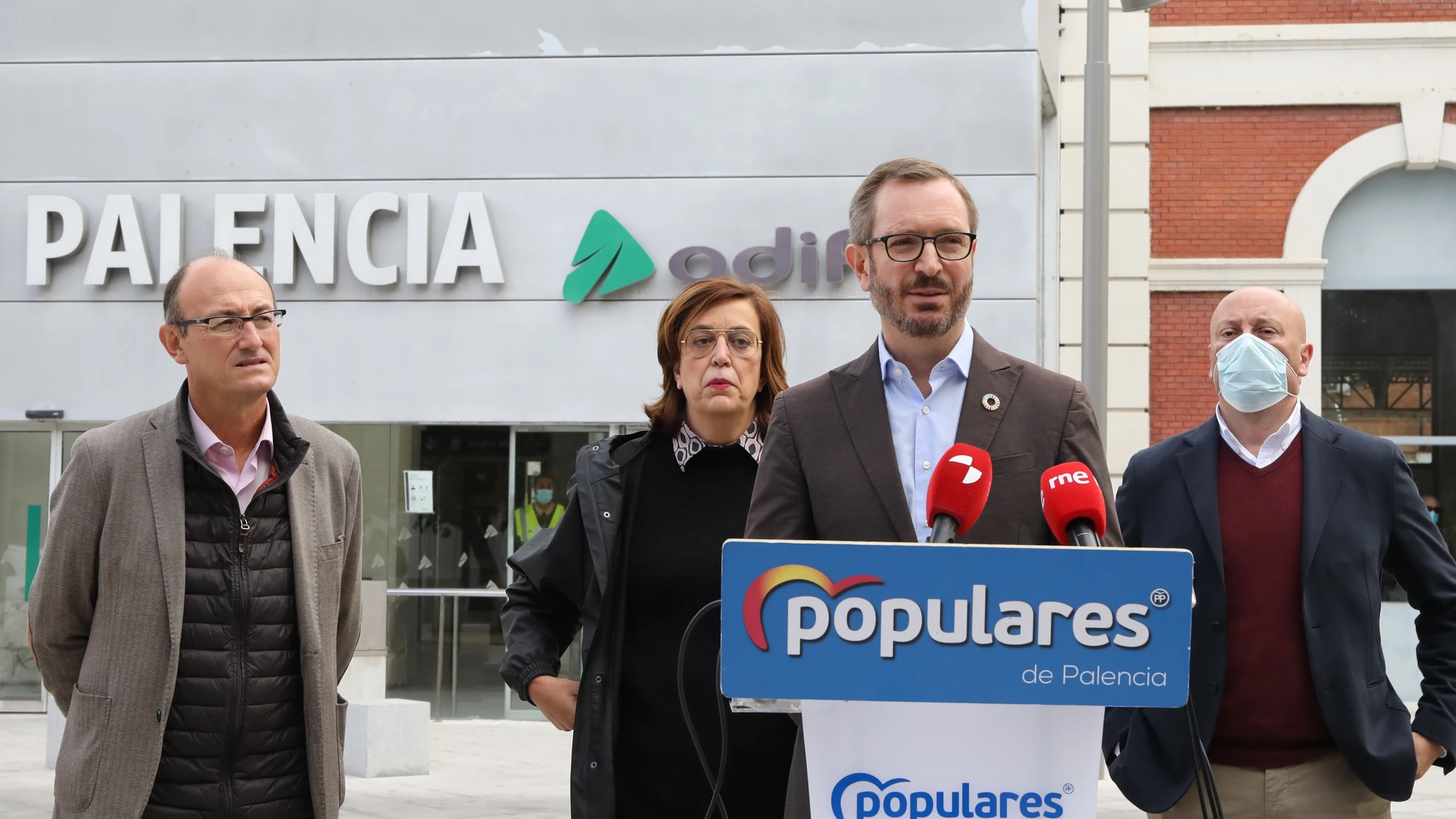 El portavoz del Grupo Parlamentario Popular en el Senado, Javier Maroto, la presidenta del Partido Popular de Palencia, Ángeles Armisén, y Jorge Martínez