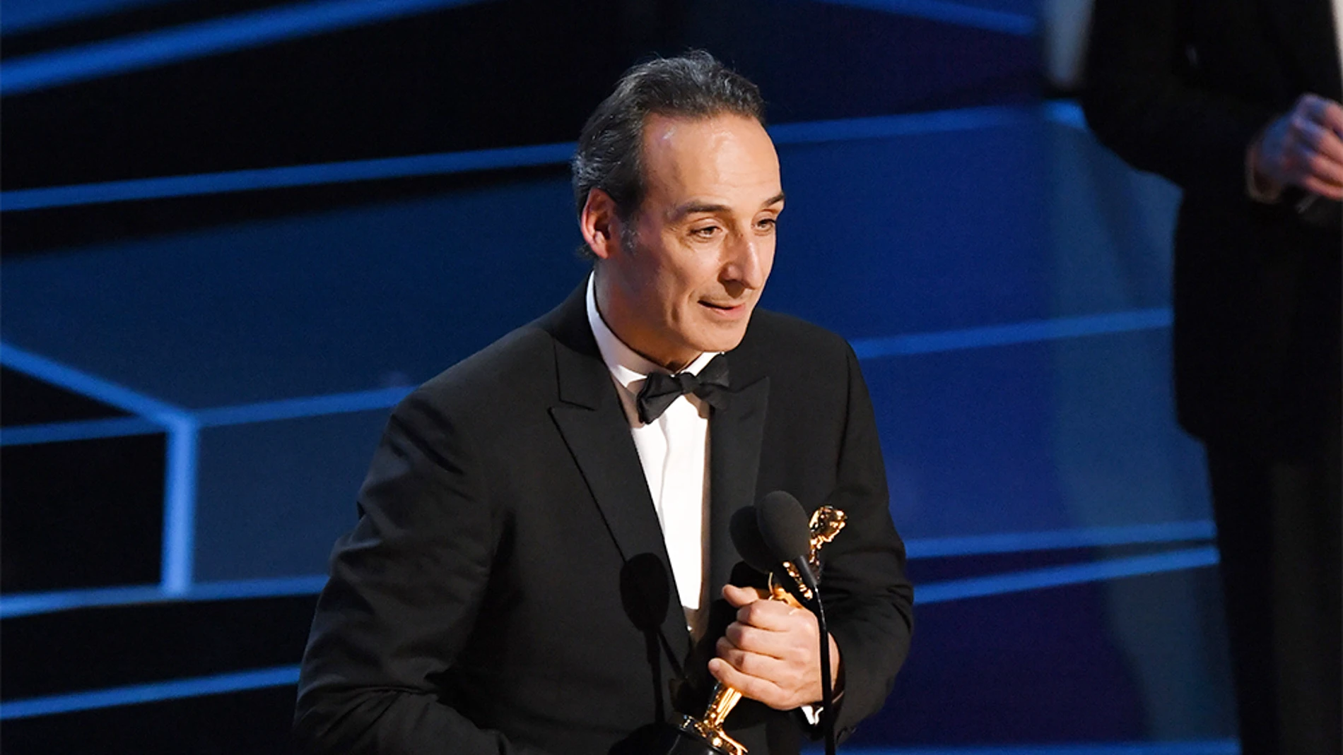 El compositor Alexandre Desplat, al recoger su segundo premio Oscar por la banda sonora de "La forma del agua"