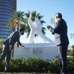 Juanma Moreno (i) y Juan Espadas, en la inauguración del monumento en Sevilla