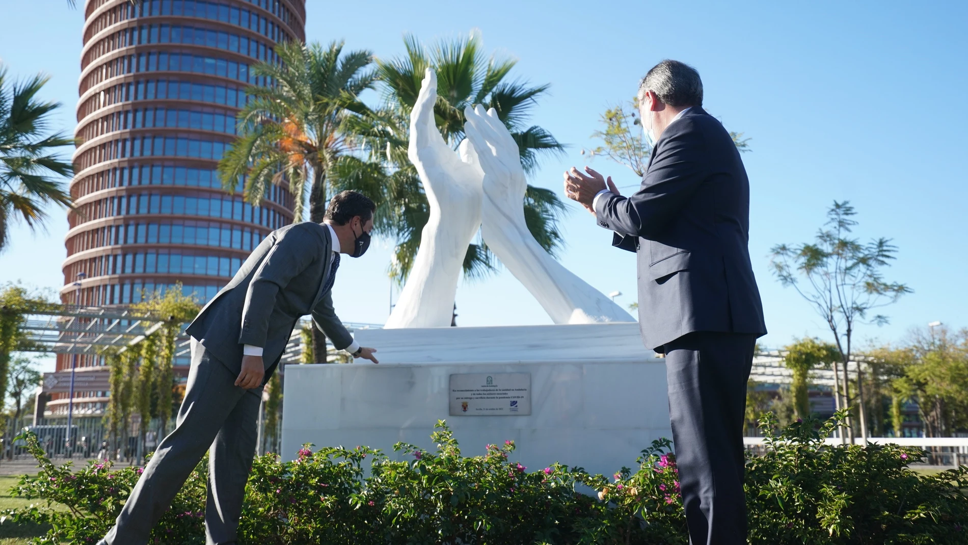 Juanma Moreno (i) y Juan Espadas, en la inauguración del monumento en Sevilla