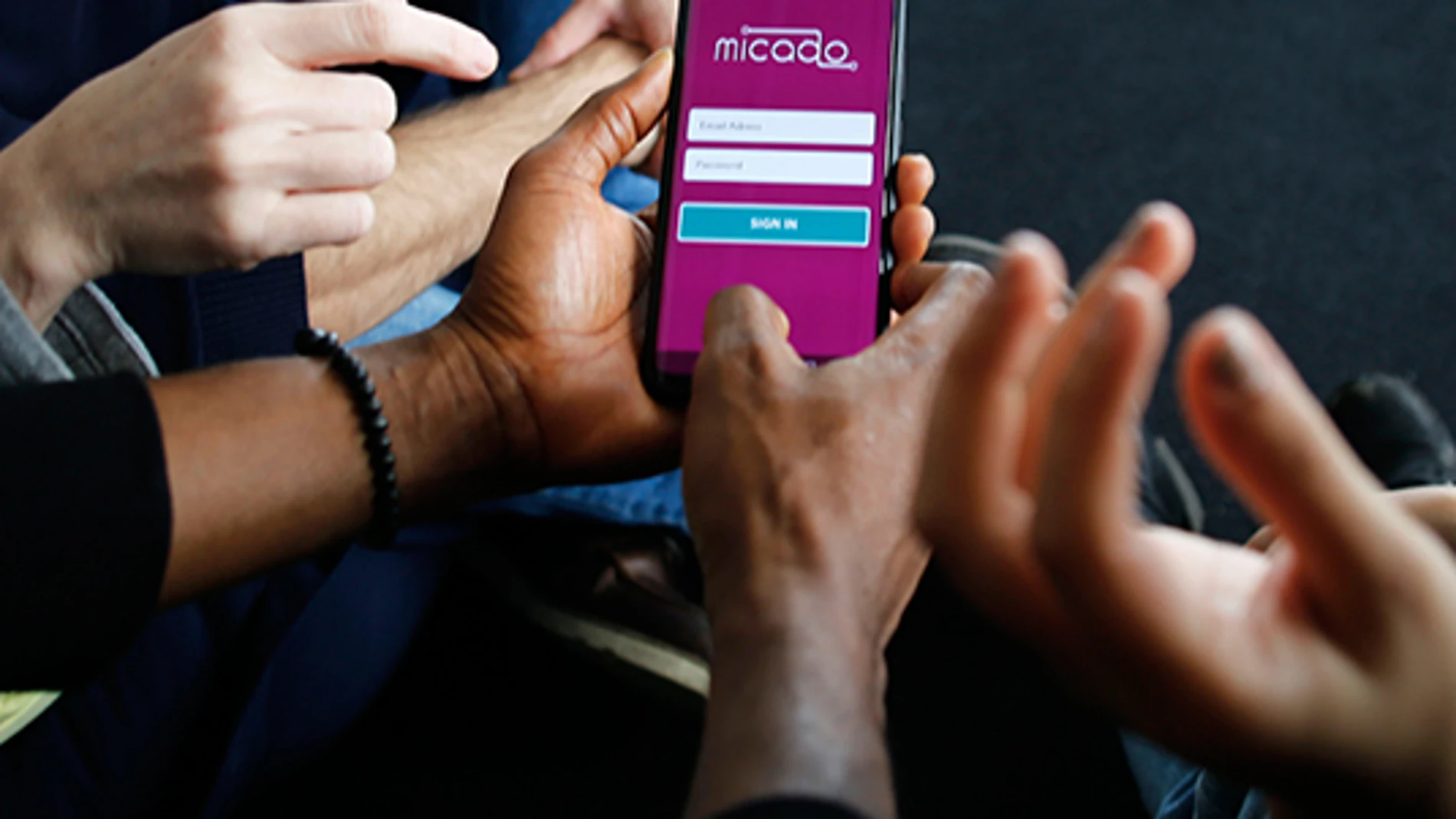 Móvil con la app de Micado