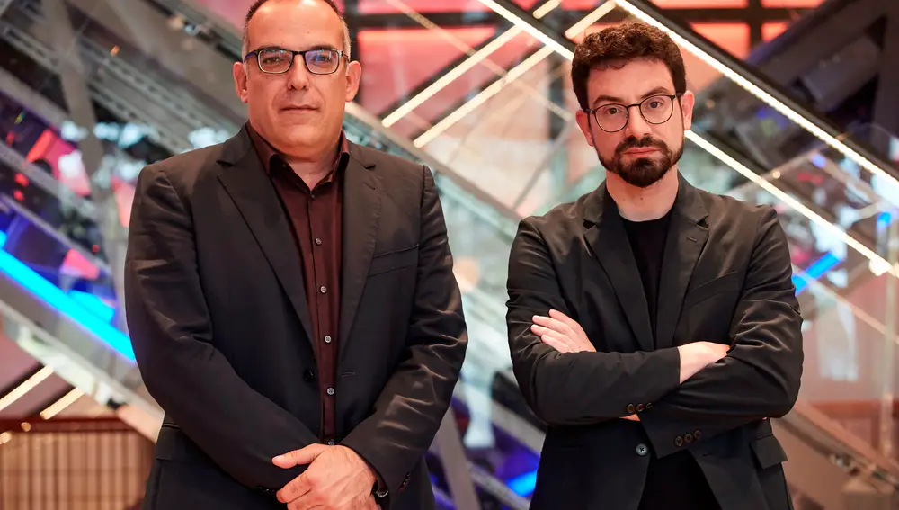 Carlos de Diego (izquierda) y Carlo Padial, responsables del guion de &quot;Doctor Portuondo&quot; - EFE/Alejandro García.