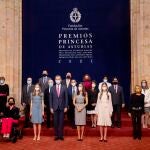 Foto de familia de los reyes Felipe y Letizia, la princesa Leonor y la infanta Sofía junto a los galardonados con los Premios Princesa de Asturias 2021, antes de la audiencia mantenida este viernes en el Hotel La Reconquista de Oviedo.