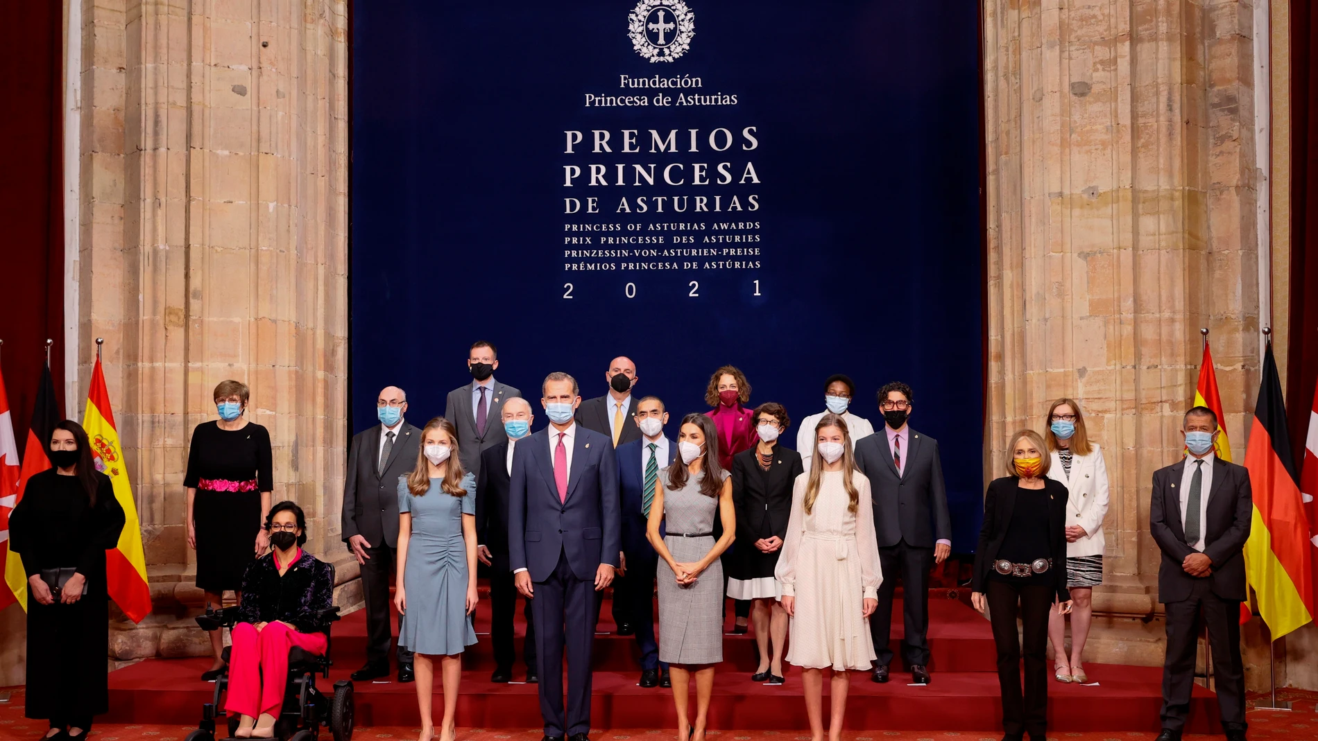 Foto de familia de los reyes Felipe y Letizia, la princesa Leonor y la infanta Sofía junto a los galardonados con los Premios Princesa de Asturias 2021, antes de la audiencia mantenida este viernes en el Hotel La Reconquista de Oviedo.