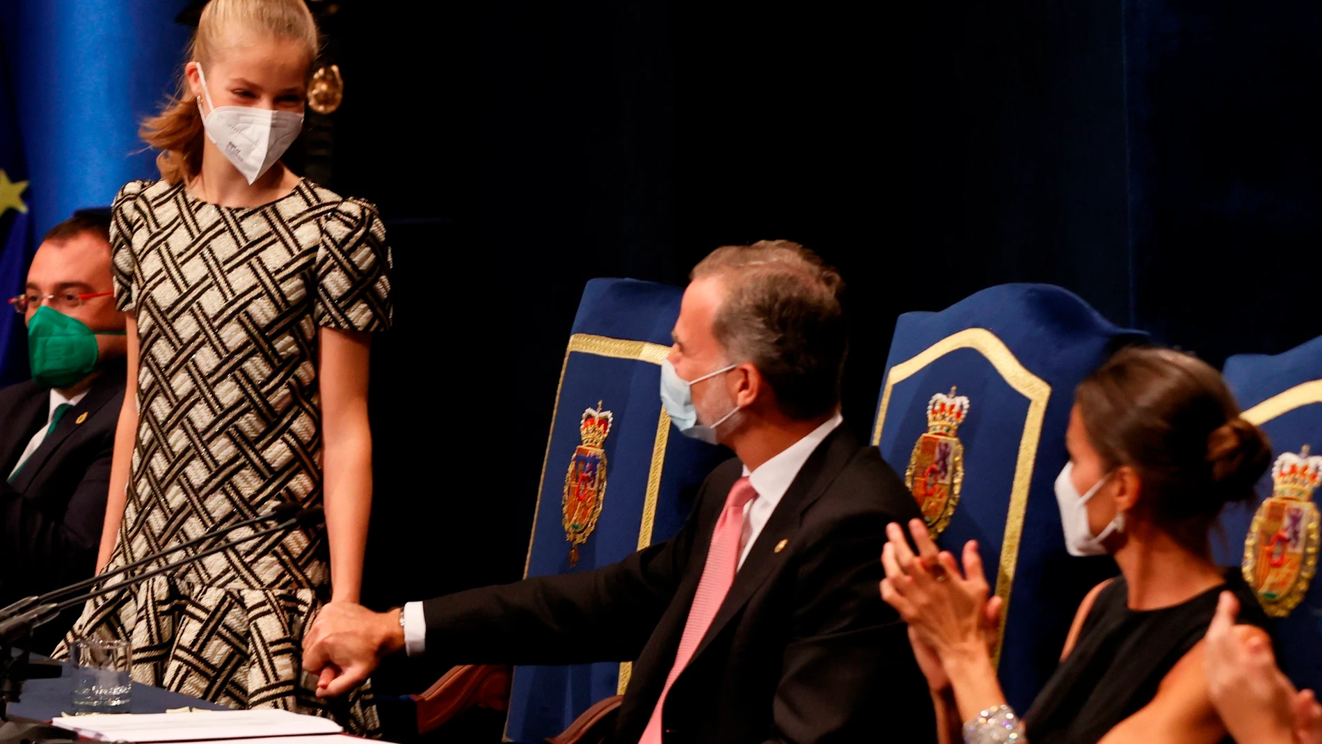 La princesa Leonor (i) y el rey Felipe VI (c) durante la ceremonia de entrega de los Premios Princesa de Asturias, celebrada este viernes en el Teatro Campoamor de Oviedo.