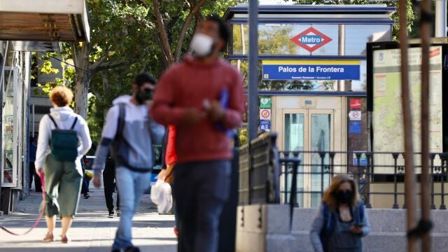 Estación de metro de Palos de la Frontera junto a la calle del mismo nombre, en el barrio llamado Palos de Moguer.