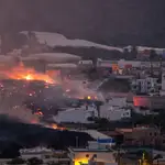 La lava destruye casas en el barrio de La Laguna en la isla canaria de La Palma, el pasado jueves 21 de octubre de 2021 | Fuente: Foto AP/Saúl Santos
