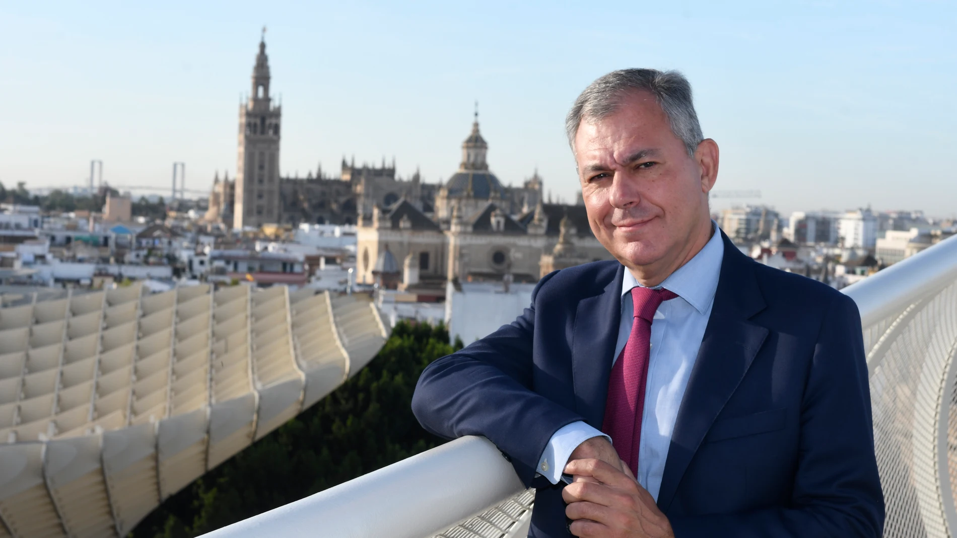 José Luis Sanz, con la Giralda y la Catedral al fondo