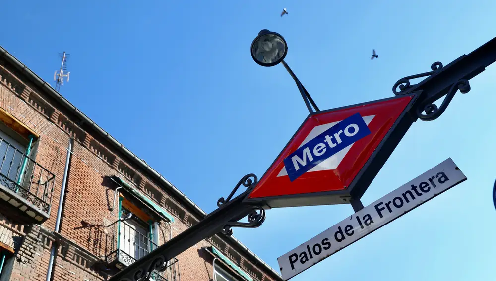 Estación de metro de Palos de la Frontera junto a la calle del mismo nombre, en el barrio llamado Palos de Moguer.