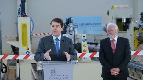 Alfonso Fernández Mañueco durante la visita a las instalaciones de la empresa LatemAluminium en Zamora