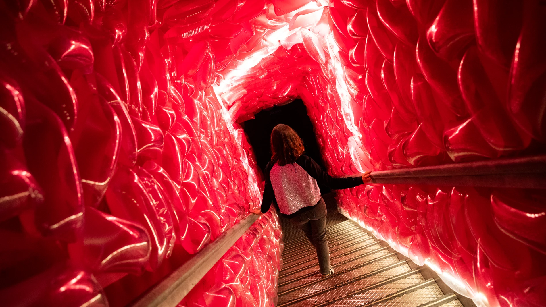 Una visitante accede a la planta baja de Ikono Madrid, una galería de experiencias sensoriales en el centro de la ciudad.