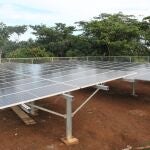 Detalle de las placas solares de la instalación en el Amazonas