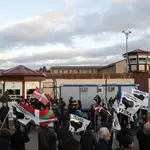 Recibimiento a las puertas de la cárcel de Logroño de proetarras a Otegi